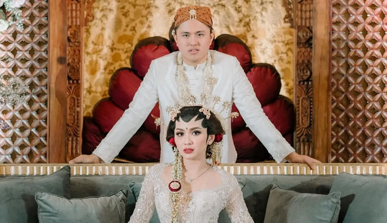 Ashilla Zahrantiara atau yang lebih dikenal dengan Ashilla eks Blink memulai kariernya dengan ikut ajang Idola Cilik musim pertama. Setelah Idola Cilik, Ashilla dikontrak oleh salah satu label selama 3 tahun, kemudian bergabung dengan Blink tahun 2011. 14 tahun berlalu, Ashilla kini sudah banyak berubah bahkan telah dipersunting pujaan hatinya, Ridwan Heisel Bolang pada Oktober 2021. (Liputan6.com/IG/@zhrtiaraashilla)