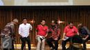 Enam caketum PSSI 2016-2020 berdiskusi usai melakukan debat terbuka di Hall SCTV Tower, Jakarta, Selasa (4/10/2016). Rencananya, pemilihan Ketua Umum PSSI akan dilaksanakan pada 17 Oktober mendatang. (Liputan6.com/Helmi Fithriansyah)