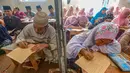 Selama Ramadan 1447 Hijriah, sekitar 200 santri dan santriwati mengintensifkan kegiatan belajar mengajar kajian kitab kuning Ayyuhal Walad. Tampak dalam foto, santri dan santriwati saat mengikuti kegiatan belajar mengajar kajian kitab kuning Ayyuhal Walad di Pondok Pesantren (Ponpes) Sirajussa’ Adah di Limo, Depok, Jawa Barat, Kamis (26/2/2026). (merdeka.com/Arie Basuki)