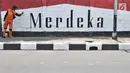 Petugas PPSU Kelurahan Pondok Bambu menyelesaikan pembuatan mural bertemakan 'Kemerdekaan Indonesia' di Jalan Kolonel Sugiono, Jakarta, Selasa (13/8/2019). Mural dalam rangka menyambut Hari Kemerdekaan pada 17 Agustus itu sekaligus mempercantik jalanan Ibu Kota. (merdeka.com/Iqbal S Nugroho)