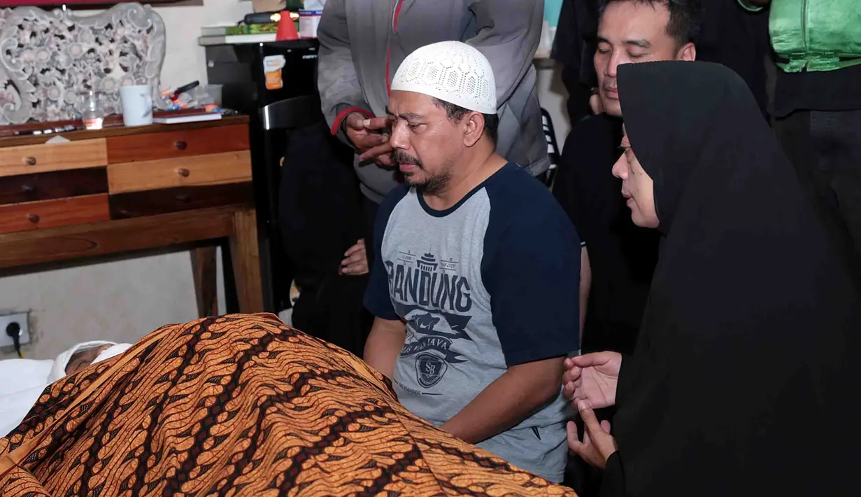 Tidak hanya Ocha, para keluarga besar dan tetangga pun turut hadir untuk memberikan penghormatan terakhir sebelum jenazah Oon dimakamkan di TPU Mekar Wangi, Kopo Elok, Bandung, Jawa Barat. (Deki Prayoga/Bintang.com)