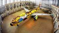 Seniman grafiti Gustavo dan Otavio Pandolfo  meriahkan piala dunia 2014 dengan melukis pesawat resmi tim Brasil bergaya mural. (Foto: metro.co.uk)