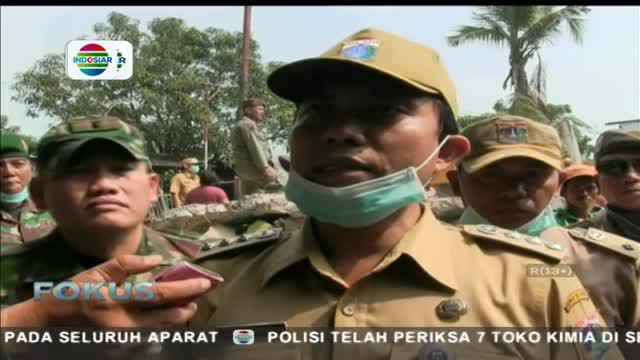 Seorang warga terpaksa diamankan petugas saat dilakukannya penertiban bangunan liar di kawasan Cilincing, Jakarta Utara.