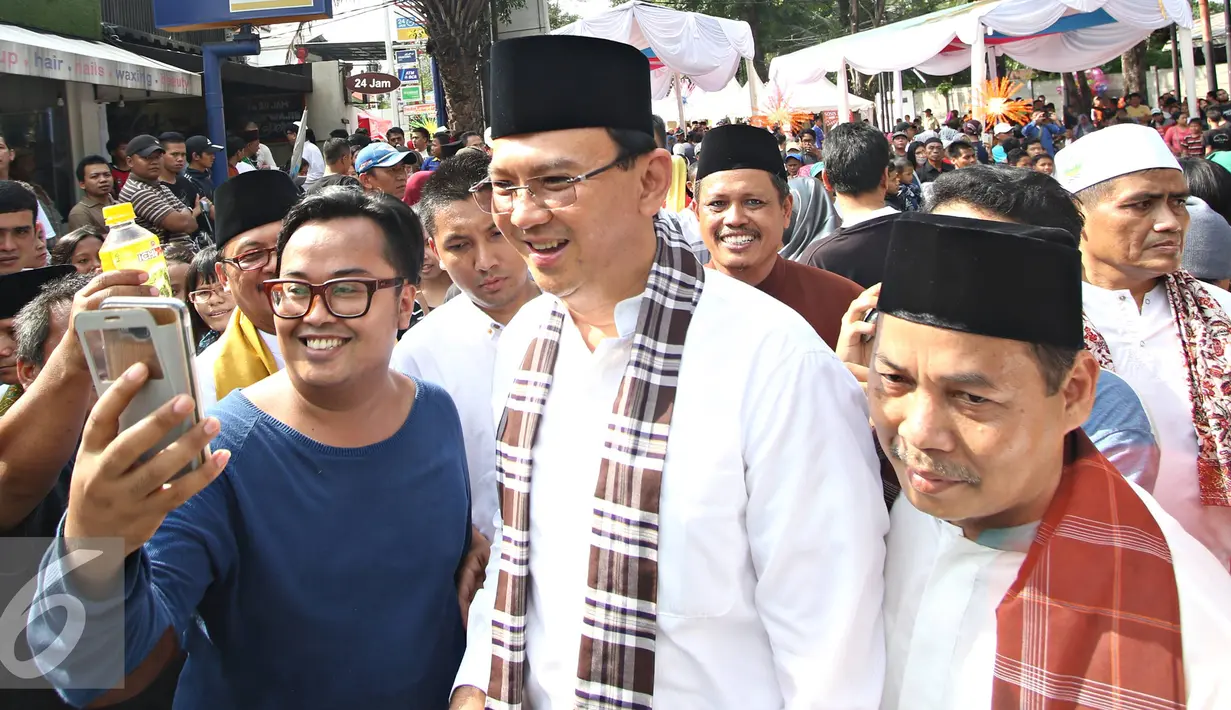 Pengunjung berselfie dengan Gubernur Basuki T Purnama saat Festival Palang Pintu 2016 di Jakarta, (28/5). Event tahunan tersebut diselenggarakan merayakan HUT ke-489 DKI Jakarta yang digelar pada 28-29 Mei 2016. (Liputan6.com/Immanuel Antonius)