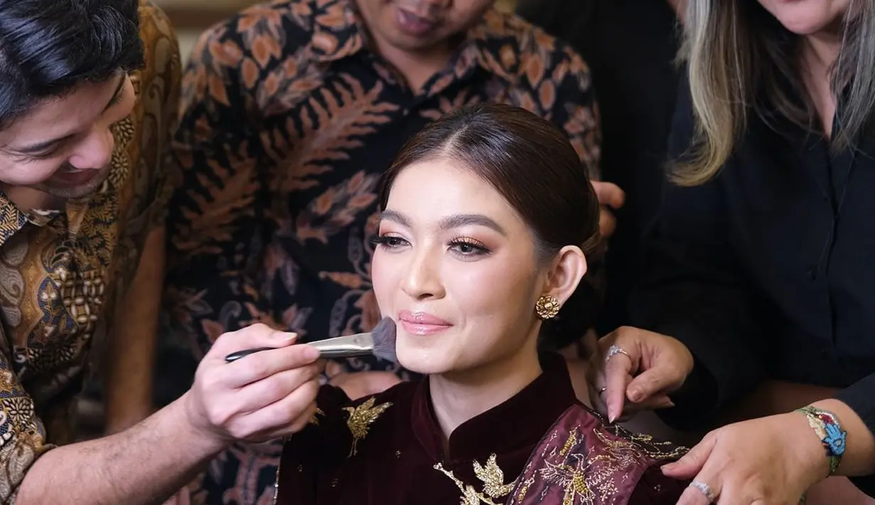 Aksen bordiran emas yang menghiasi kebaya sampai selendang memberi impresi mewah pada penampilannya. [@rama_jee].