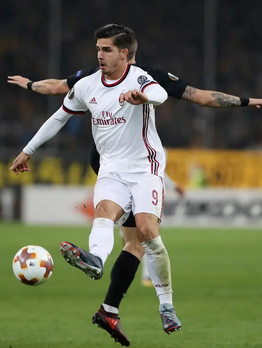 Pemain AC Milan, Andre Silva berebut bola dengan pemain AEK Athens, Ognjen Vranjes dalam laga lanjutan Grup D Liga Europa di Stadion Athens Olympic, Jumat (3/11). Tandang ke markas AEK, Milan hanya meraih hasil imbang 0-0. (AP/Petros Giannakouris)