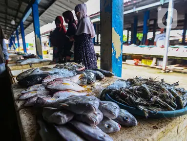 Aktivitas penjualan ikan segar di Pasar Pelabuhan Karangantu Serang, Banten, Minggu (17/3/2024). (Liputan6.com/Angga Yuniar)