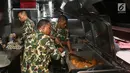 Prajurit Korps Marinir TNI AL mengolah nasi goreng yang akan dibagikan ke warga saat car free day di Jakarta, Minggu (5/11). Kegiatan bagi-bagi nasi goreng ini dalam rangka menyambut HUT Marinir ke-72. (Liputan6.com/Angga Yuniar)