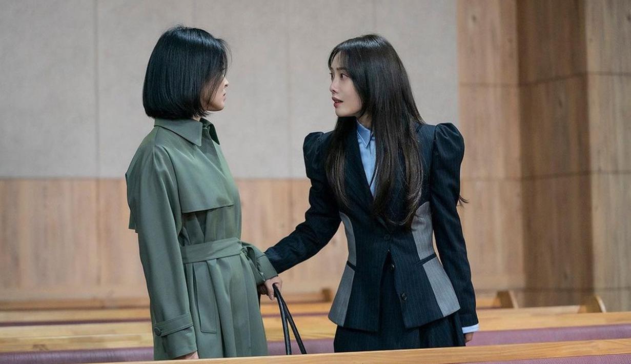 Inilah salah satu adegan dalam drama Korea The Glory yang diunggah oleh Kim Hieora di Instagram pribadinya. Aktingnya sebagai salah satu pembully Dong Eun (Song Hye Kyo) mencuri perhatian penonton, hingga banyak yang ikutan emosi dan geregetan karena aktingnya yang begitu mendalami. (Liputan6.com/IG/@hereare0318)