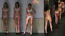 Sejumlah model mengenakan pakaian dalam Peach John bertema Autumn/Winter 2016 selama Tokyo Fashion Week di Tokyo, Jepang (15/3/2016). (REUTERS/Toru Hanai)