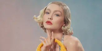 Punya persona modern, Gigi Hadid dipercaya membawakan tas ikonik Miu Miu di kampanye terbaru. [Miu Miu]