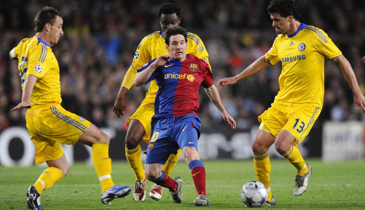 7. Saat kedua tim bertemu, laga dipastikan berlangsung ketat. Wasit mengeluarkan 2 kartu merah dari 3 laga terakhir Chelsea vs Barcelona. (AFP/Lluis gene)