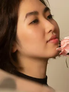 Wanita dengan bunga mawar (dok. Unsplash.com/Anh Tuan To)