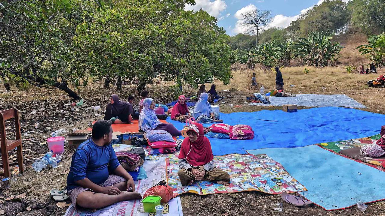 Warga Mulai  Bersihkan Puing Bangunan Pascagempa NTT