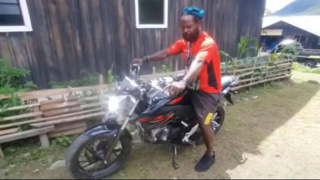 ⁠Panglima Perang Moro Kogoya Tersenyum Manis dapat Hadiah Motor CB 150 dari Hamba Allah 'Luar Biasa Ini Motor Mahal