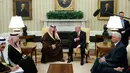 Presiden AS, Donald Trump bertemu Wakil Putra Mahkota Arab Saudi, Mohammed bin Salman di Oval Office, Gedung Putih, Selasa (14/3). Pertemuan tersebut lebih cenderung pada hubungan Ekonomi dan upaya menghentikan perang di Suriah. (AP Photo/Evan Vucci)