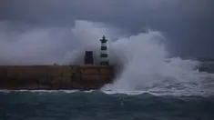 Gelombang pecah di dermaga dekat mercusuar saat cuaca badai di pelabuhan Jaffa, Israel, Senin (20/12/2021). Badai musim dingin melintasi Mediterania timur menghantam garis pantai Israel dengan hujan dan angin kencang. (AP Photo/Oded Balilty)