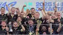Pembalap dari tim CUPRA KIRO, Dan Ticktum bersama kru balapnya merayakan gelar juara seri ke-12 Formula E World Championship 2025 di Jakarta International E-Prix Circuit (JIEC), Ancol, Jakarta, Sabtu (21/6/2025). (Liputan6.com/Herman Zakharia)
