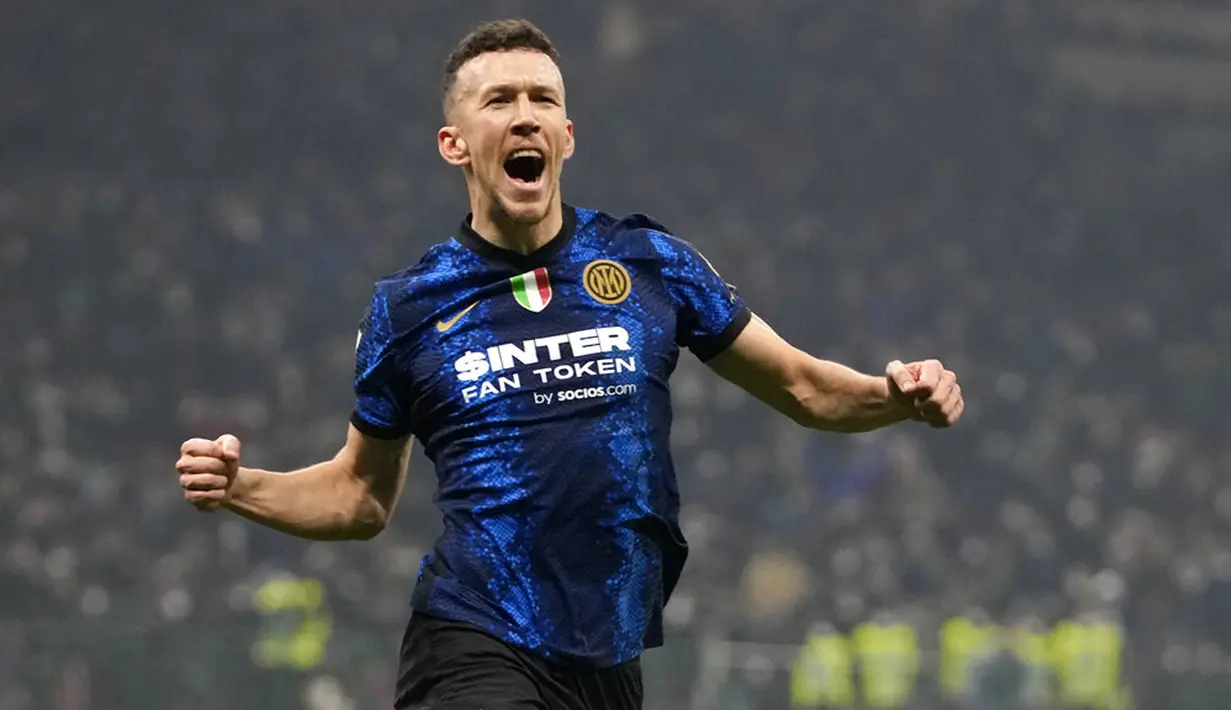 Pemain Inter Milan Ivan Perisic melakukan selebrasi usai mencetak gol ke gawang AC Milan pada pertandingan sepak bola Liga Italia di Stadion San Siro, Milan, Italia, 5 Februari 2022. AC Milan menang 2-1. (AP Photo/Antonio Calanni)
