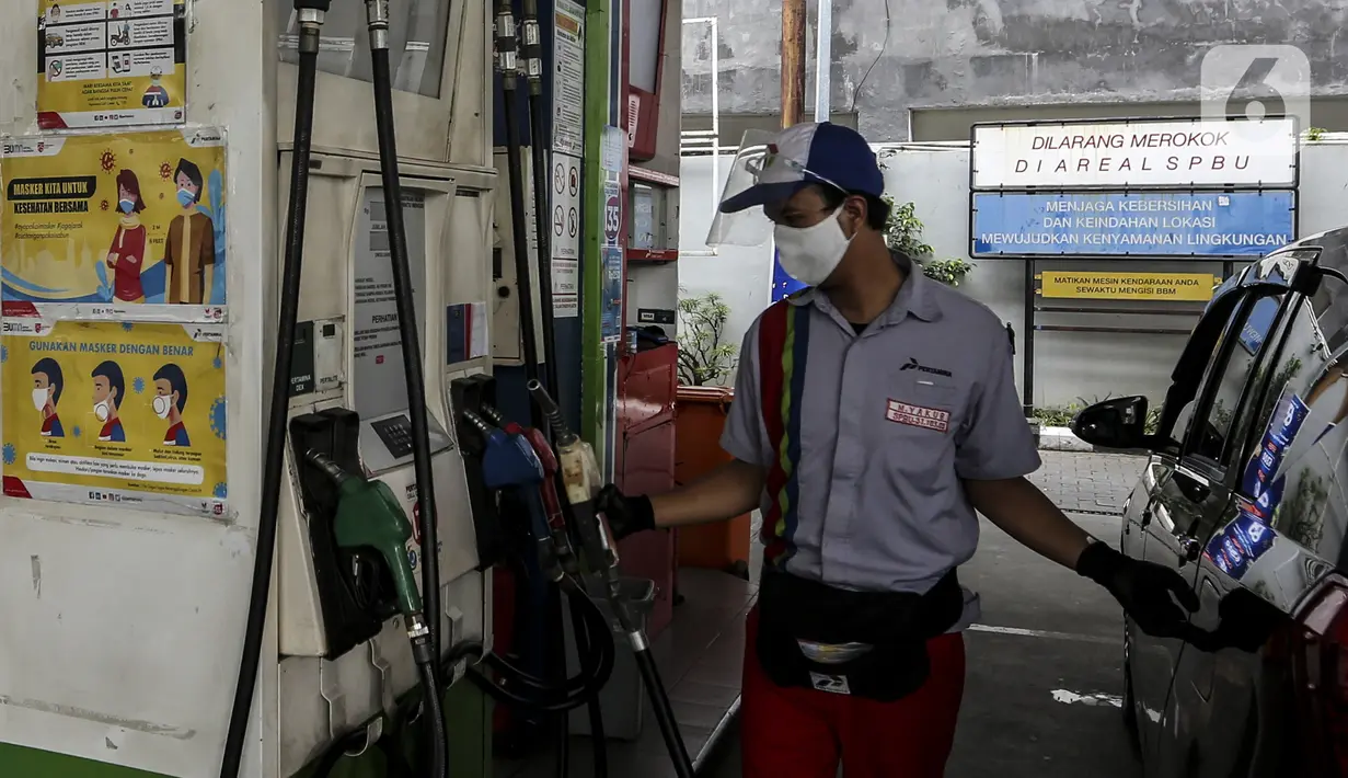 Petugas mengisi BBM ke dalam tangki mobil di salah satu SPBU di Jakarta, Senin (4/1/2021). PT Pertamina (Persero) secara resmi menerapkan digitalisasi pada 5.518 SPBU yang tersebar di seluruh Indonesia. (Liputan6.com/Johan Tallo)