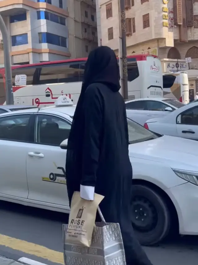 Luna Maya di Masjidil Haram