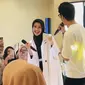 Potret Sintya Marisca dan Abidzar Al Ghifari saat berduet membawakan lagu 'Inikah Cinta' pada acara peluncuran brand parfum Umi Pipik (Instagram/@sintyamarisca)