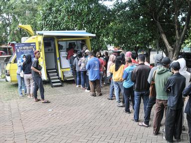 Warga mengantre untuk menukarkan uang receh di layanan Bank Keliling di Jakarta Islamic Centre, Jakarta Utara, Rabu (12/4/2023). (merdeka.com/Iqbal S. Nugroho)
