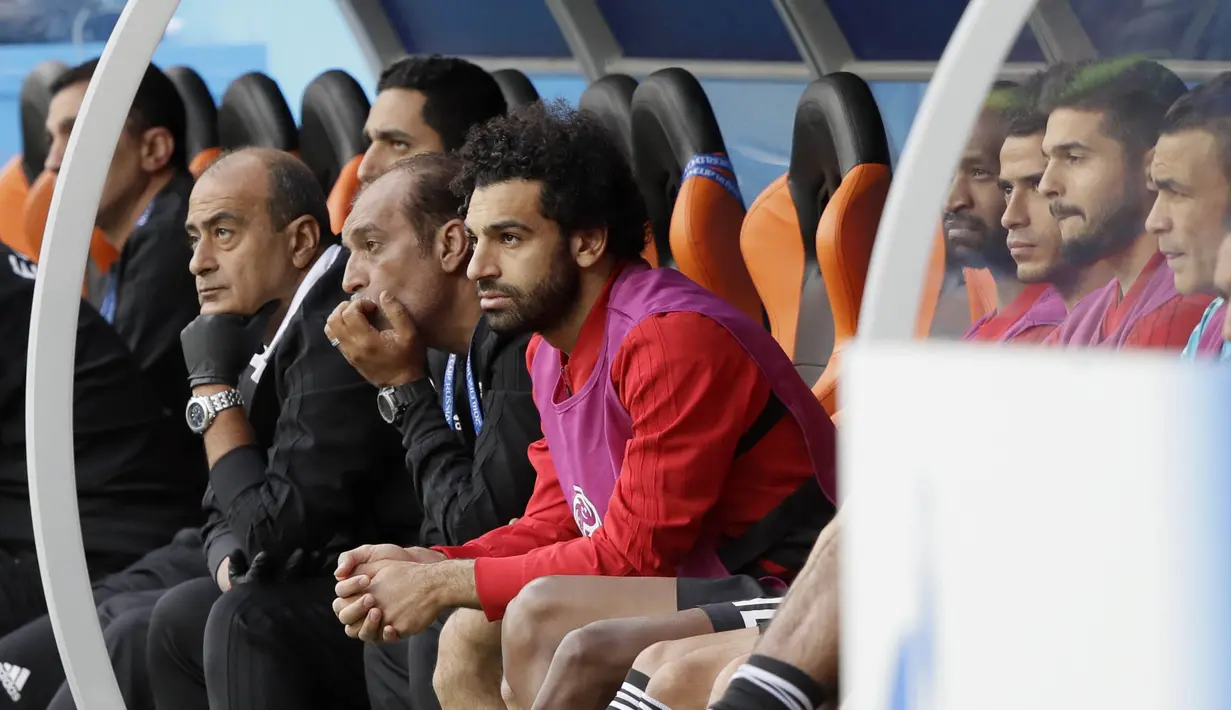 Striker Mesir, Mohamed Salah, tampak tegang saat menyaksikkan pertandingan antara Mesir kontra Uruguay pada laga Piala Dunia di Stadion Ekaterinburg, Jumat (15/6/2018). Mohamed Salah tidak dimainkan karena masih cedera. (AP/Mark Baker)