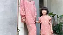 4. Walau di rumah saja, Nycta Gina dan Uti juga kerap tampil pakai baju serasi lho. Seperti ini, keduanya mengenakan piyama warna pink senada. (Instagram/missnyctagina).5. Atau potret ini, Nycta Gina dan Uti tampil stylish mengenakan set outer dan set blazer nuansa peach yang senada. (Instagram/missnyctagina).