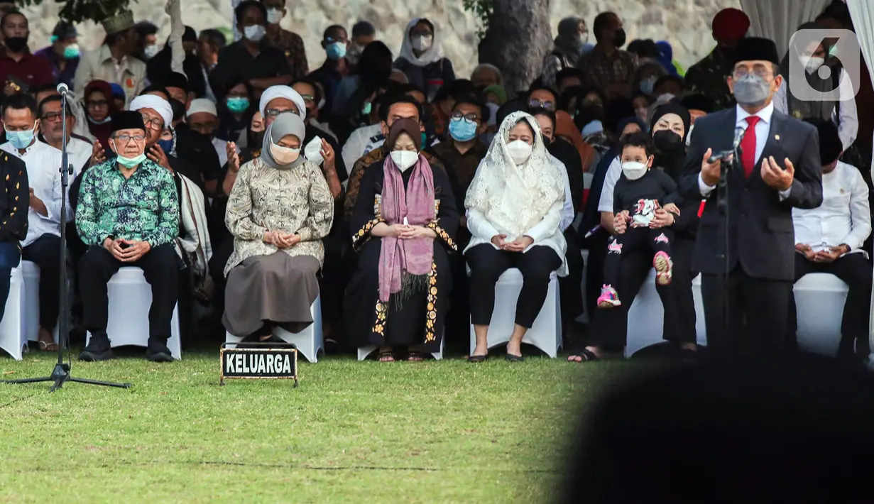 Sejumlah tokoh menghadiri prosesi pemakaman Menpan RB Tjahjo Kumolo di Taman Makam Pahlawan Kalibata, Jakarta, Jumat (1/7/2022). Tjahjo Kumolo meninggal dunia di Rumah Sakit Abdi Waluyo Jakarta Pusat sekitar pukul 11.10 WIB. (Liputan6.com/Faizal Fanani)