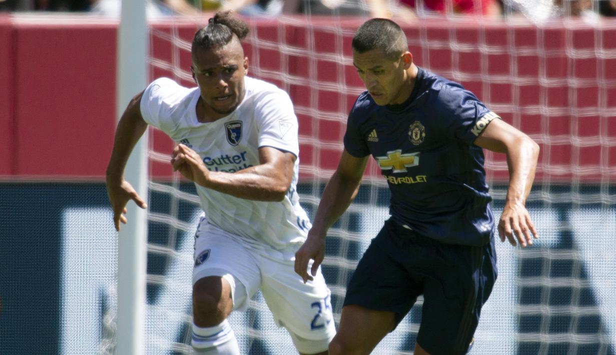 Striker Manchester United, Alexis Sanchez, saat pertandingan melawan San Jose Earthquakes pada laga persahabatan di Stadion Levi's, Santa Clara, Minggu (22/7/2018). Manchester United ditahan 0-0 dengan San Jose Earthquakes. (AP/D. Ross Cameron)