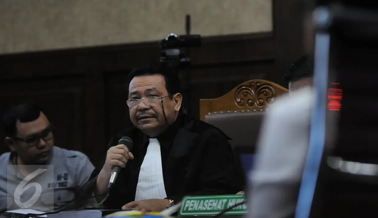 Pengacara Jessica Wongso, Otto Hasibuan memberikan pemaparan saat sidang lanjutan pembacaan pledoi di PN Jakarta Pusat, Rabu (12/10). Sebanyak 3.000 halaman nota pembelaan dibacakan oleh Jessica Wongso. (Liputan6.com/Faizal Fanani)