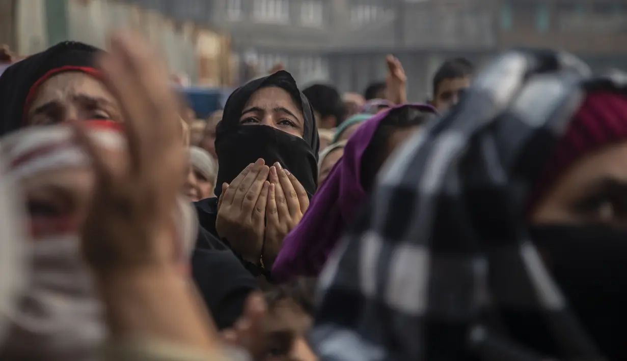 Umat Muslim Kashmir menangis saat berdoa dalam peringatan hari ulang tahunnya meninggalnya Syekh Abdul Qadir Jeelani di Srinagar, Kashmir yang dikuasai India, Rabu (17/11/2021). Peringatan hari meninggalnya Syekh Abdul Qadir Jeelani diikuti oleh ratusan Muslim Kashmir Sufi. (AP Photo/Mukhtar Khan)