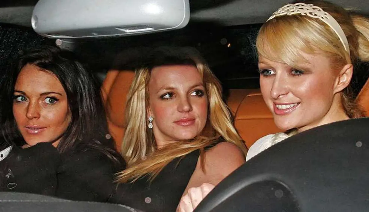 Maksudnya, Paris dan Britney dikatakan tak pernah mengajak Lindsay Lohan main bersama mereka. (multimedios.com)