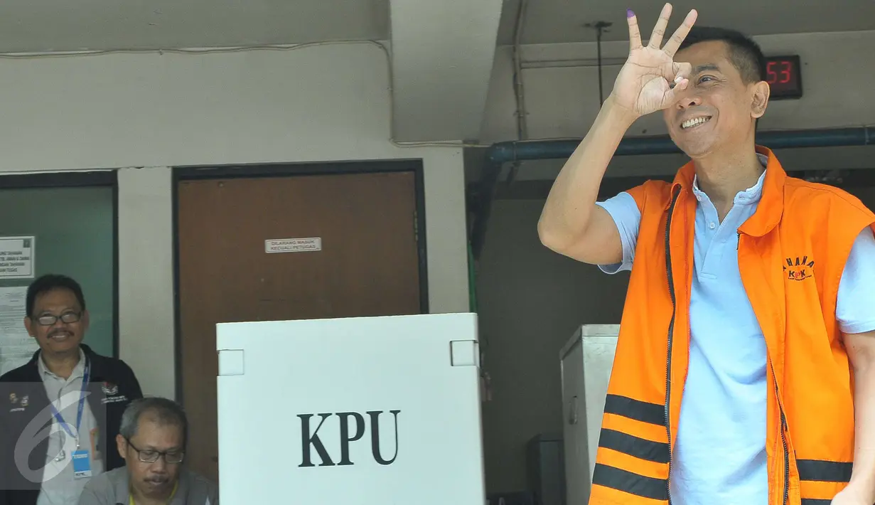 Mantan anggota DPRD DKI Jakarta, Mohamad Sanusi, menyalurkan hak suaranya di TPS 19 yang berlokasi di rutan Gedung KPK, Jakarta, Rabu (19/4). Delapan orang tahanan KPK mengikuti pilkada DKI Jakarta putaran kedua. (Liputan6.com/Helmi Afandi)