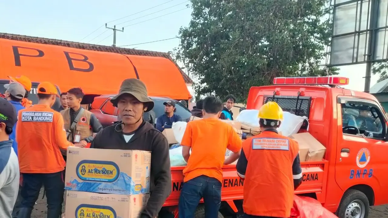 Bantuan untuk korban longsor di Bandung Barat