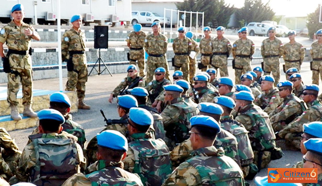 Citizen6, Lebanon: Dansatgas Indobatt Kontingen Garuda UNIFIL, Letkol Inf Suharto Sudarsono melaksanakan inspeksi kesiapan personel di Lapangan Soekarno Markas Indobatt UN Posn 7-1, Lebanon Selatan, Senin (22/10). (Pengirim: Badarudin Bakri).