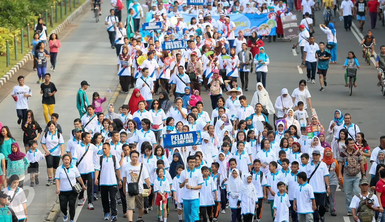 Acara puncak Hari Kesehatan Nasional Ke-51 di Silang Monas diramaikan dengan acara jalan sehat, Jakarta, Minggu (6/12/2015). Acara tersebut dihadiri sebanyak 2000 peserta. (Liputan6.com/Faizal Fanani)