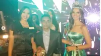 Jahidi menerima penghargaan dari Miss World Organization dalam acara makan malam yang digelar usai memahkotai perwakilan Meksiko. (dok. Instagram @missworld/https://www.instagram.com/p/BrK7Bvwj8Ru/Dinny Mutiah)