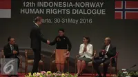 Menteri Luar Negri Norwegia, Broge Brende bersalaman dengan Menlu RI Retno Marsudi saat membuka Dialog HAM antara RI dan Norwegia di Kementerian Luar Negeri, Jakarta, Senin (30/5). (Liputan6.com/Faizal Fanani)