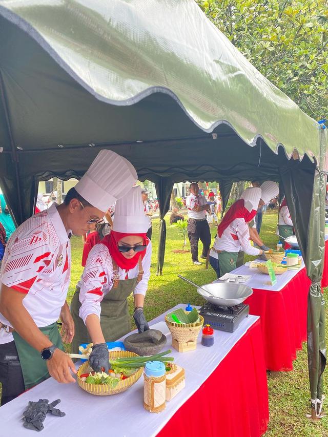 7 Potret Kompak Juliana Moechtar dan Suami saat Ikut Lomba Masak Agustusan