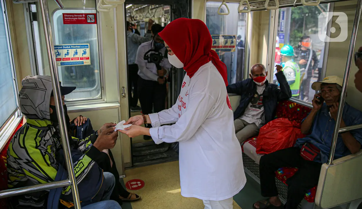 Sekelompok milenial PT KCI bernama C-Ranger membagikan masker kepada para pengguna jasa KRL di Stasiun Tanah Abang, Jakarta, Senin (17/8/2020). PT Kereta Commuter Indonesia (KCI) memperingati Hari Kemerdekaan RI dengan membagikan masker kepada para pengguna jasa KRL. (Liputan6.com/Faizal Fanani)