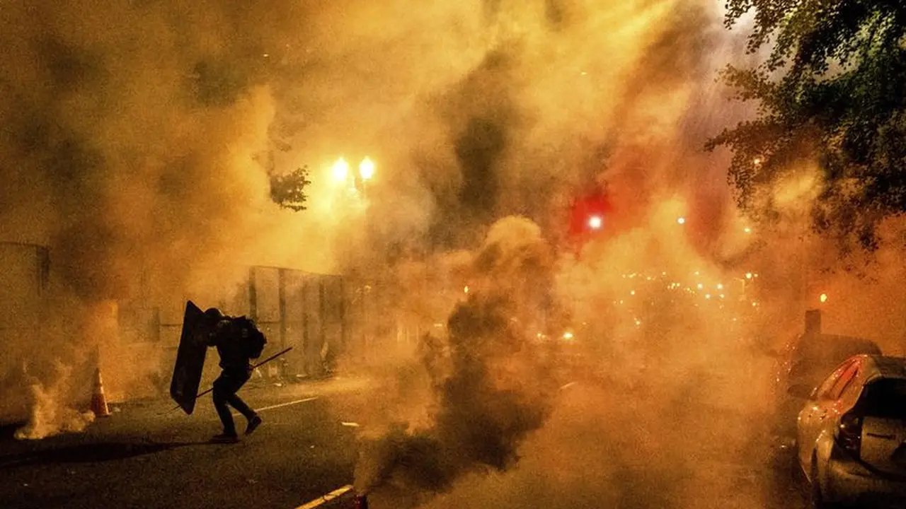 Suasana demonstrasi anti-rasisme di Portland, Oregon pada 24 Juli 2020. Aksi protes berlanjut hingga Sabtu 25 Juli dan berujung ricuh, memicu aparat menembakkan gas air mata (Noah Berger / AP)