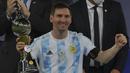 Untuk gelar individu inilah yang menjadi keunggulan Lionel Messi dibanding Robert Lewandowski. La Pulga telah mengoleksi 9 gelar individu bersama Barcelona dan Timnas Argentina. Sementara Robert Lewandowski hanya mengumpulkan 6 gelar individu. (AFP/Nelson Almeida)
