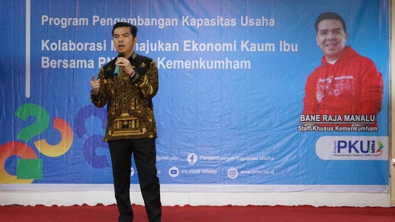 Pendiri Yayasan Bagak Bane Raja Manalu menyerahkan beasiswa di Sumatera Utara. (Istimewa)