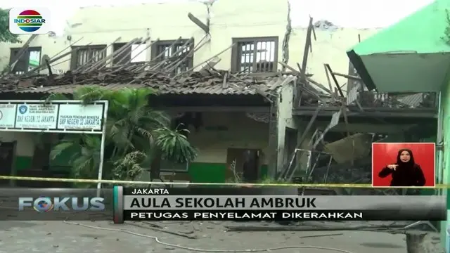 Aula gedung SMP Negeri 32 Pekojan, Jakarta Ambruk, diperkirakan ada orang yang tertimbun di bawahnya.