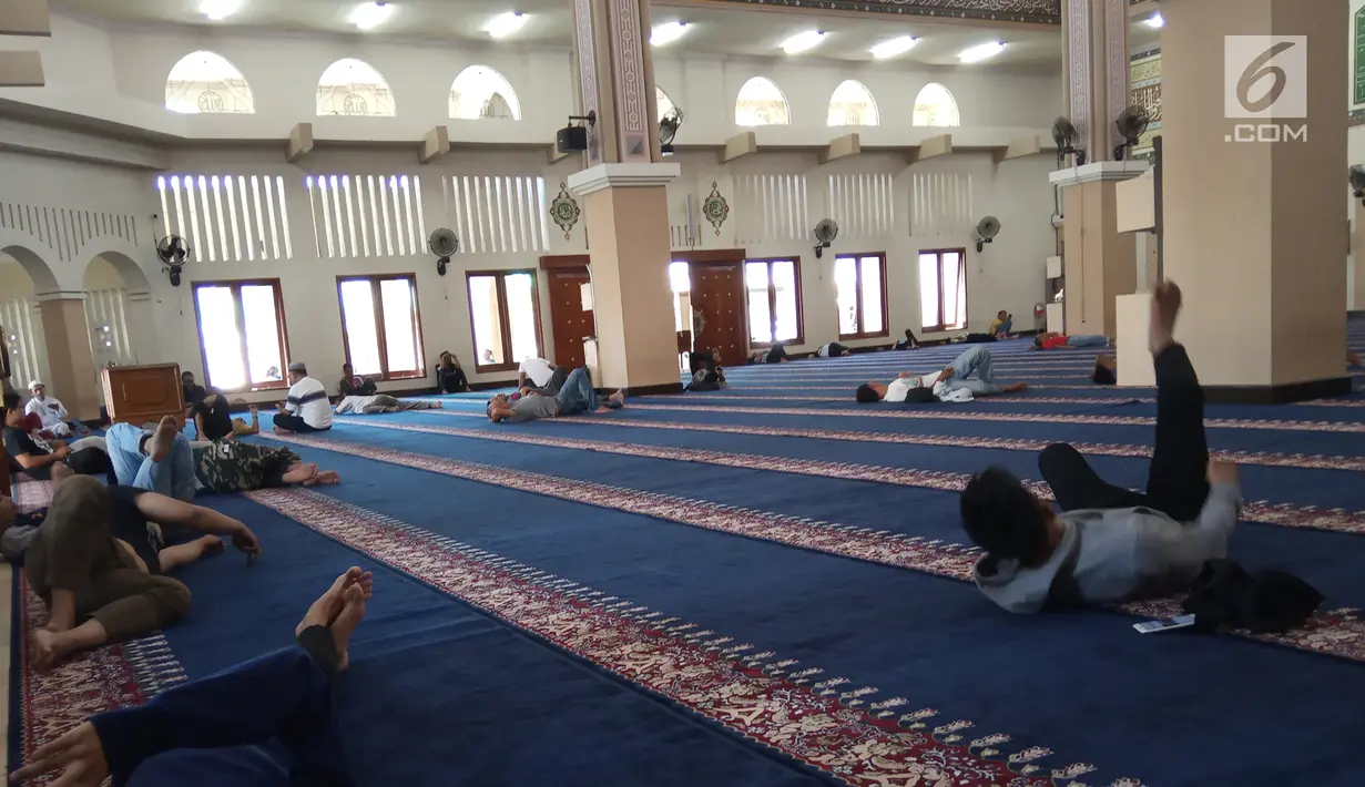 Sejumlah jemaah tidur disela menjalankan ibadah puasa di Masjid Agung Baiturrahim, Provinsi Gorontalo, Sabtu (11/5/2019). Sebagian umat muslim menghabiskan waktu dengan tidur-tiduran di masjid atau melakukan tadarus Alquran pada siang hari selama bulan Ramadan. (Liputan6.com/Arfandi Ibrahim)