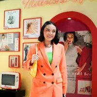 Upgrade gaya dengan padu padan outfit warna vibrant seperti potretnya satu ini. [Foto: IG/mgdalenaf].