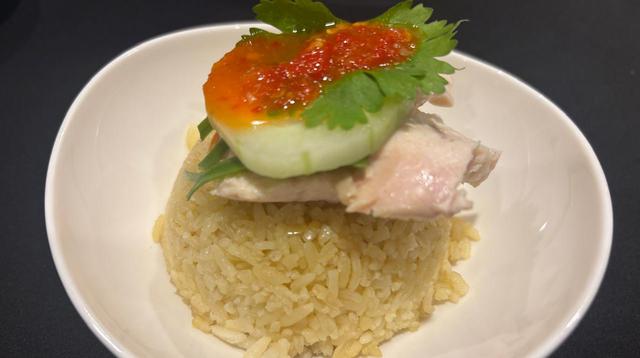 Hainan chicken rice ala Malaysia menjadi salah satu menu menggugah selera dalam gelaran festival kuliner&nbsp;"Flavours of Malaysia" di&nbsp;The Ritz-Carlton Jakarta, Pacific Place, pada 18-26 November 2025. (Dok. Liputan6.com/Khairisa Ferida)