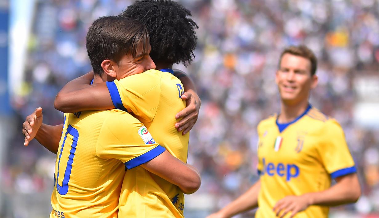 Selebrasi gol pemain Juventus, Paulo Dybala (kiri) dan rekannya Juan Cuadrado saat melawan Sassuolo pada lanjutan Serie A di  Stadio Citta del Tricolore, Reggio Emilia, Italia (17/9/2017). Juventus menang 3-1. (AFP/Marco Bertorello)